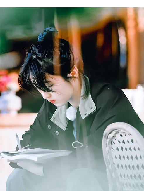 #向往4#张子枫在《向往4》冲刺高考，边录节目边刷题，非得挣这个钱？