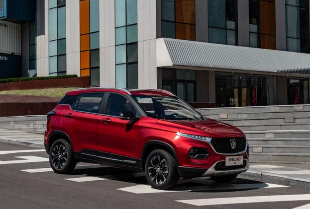 「宝骏510」入门级车型才5.58万，比哈弗H6更适合年轻人，百公里油耗才6.2L