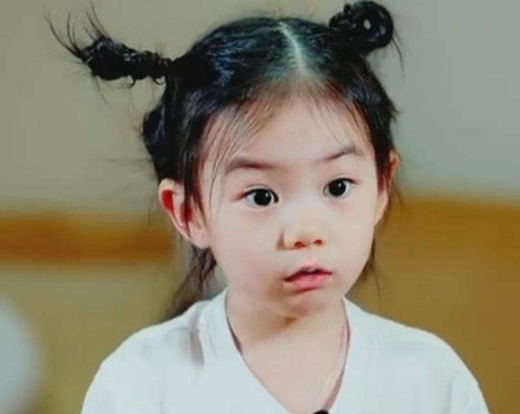 戚薇|戚薇让助理背过河被说耍大牌，当镜头往下移后，网友沉默了！