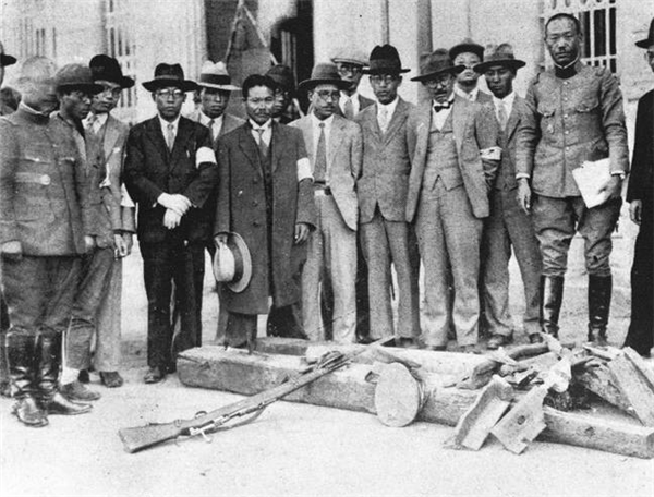 九一八事变|九一八事变真实旧照:平顶山惨案的累累白骨,女子被强迫跪在墙下