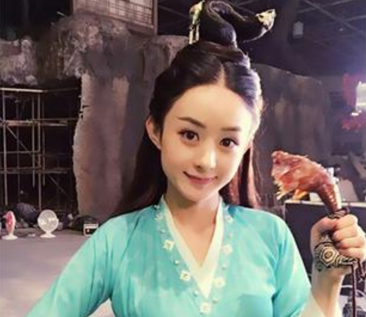 「Angelababy」女明星片场休息都干嘛?吴谨言接吻,杨颖抽烟,看到赵丽颖:输了输了