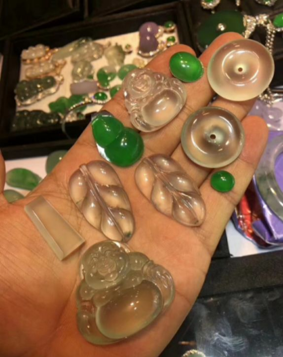 翡翠|3.5公斤翡翠拍卖到5000万，缅甸公盘翡翠毛料探秘