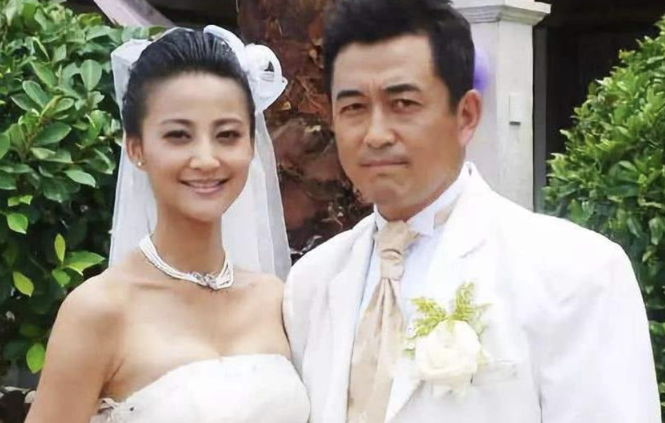 闪婚|一走红就抛弃妻子，后与小15岁娇妻认识3天闪婚，如今落魄到只能租房住！
