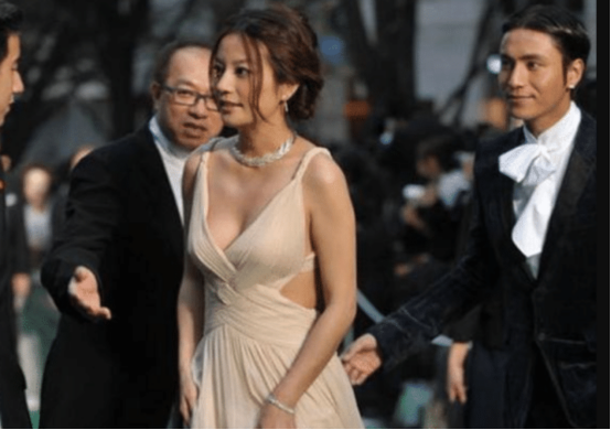 赵薇|当44岁赵薇撞上49岁范文芳，才知道过度保养与自然老去的差别！