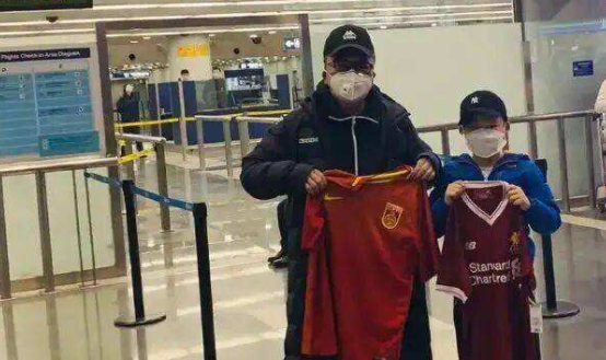 #足球小将#创历史！中国足球小将正式加盟沃尔夫斯堡梯队，放弃10号球衣获赞