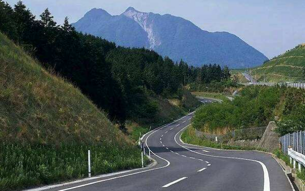 []?我国第一条国际高速，全长1800公里横跨三国，风景美不胜收