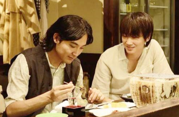 影里|日本电影《影里》，商业片导演导的文艺片，情感也能真实动人？