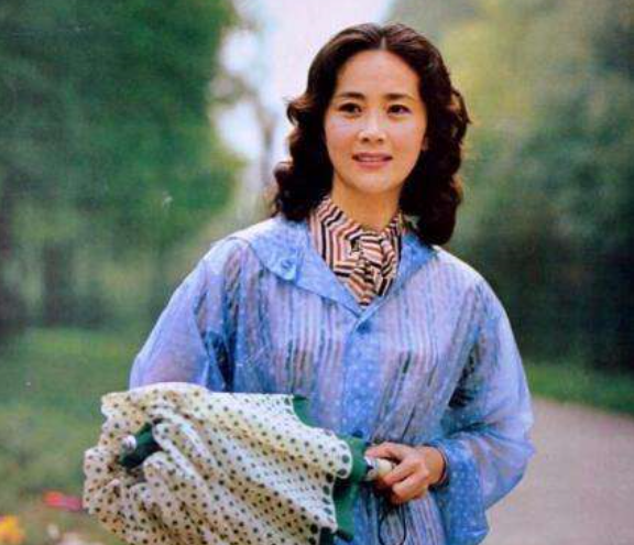 顾永菲|曾是春晚最美主持人, 吞300颗安眠药自杀, 如今72岁仍然单身！