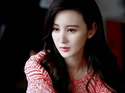 『吴京』“最美虞姬”到底有多撩人？看了她的“花瓶装”，活成了39岁该有的样子