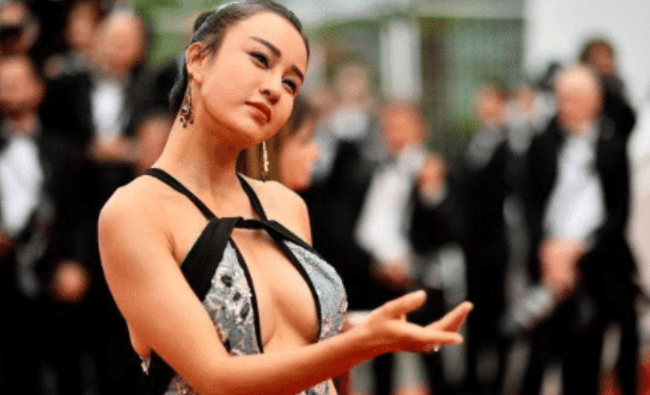 成龙|她原来是瑜伽老师,被成龙相中后一炮而红,如今一节课就要10万?