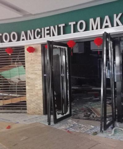 「快递」福州这家餐饮店被砸，东西被搬空！店主：血亏650万