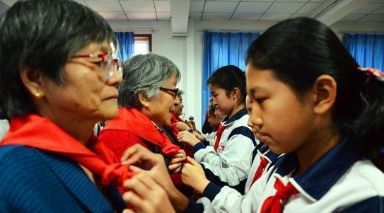 退休|满55周岁的女教师既不退休,也不带主课,年轻教师怨声载道,这样对不对