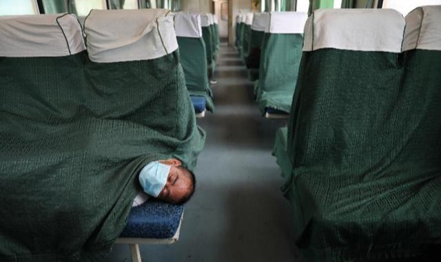 「暴雨」因暴雨被困列车上二十多小时，K9084列车上的众生相