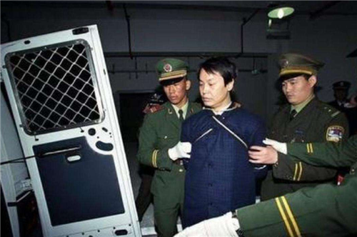 张子强|张子强被捕后，老婆罗艳芳打扮妖艳出门游玩，4名匪徒对她下手了