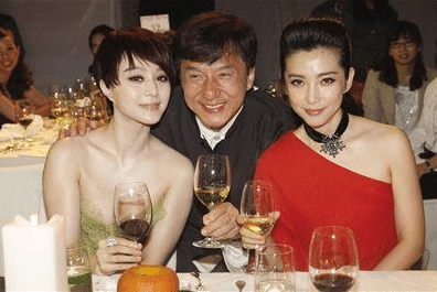 成龙|成龙早年与“双冰”饮酒照曝光，在没有滤镜的年代，颜值高低一目了然