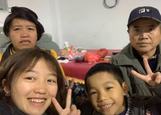 梁小友|《变形计》神仙妹妹梁小友，高二退学当网红，今浓妆被嘲不正经