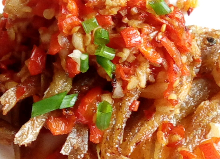 『』朋友送来不少小河鱼，不要看个头小，这样做不吐刺也能吃