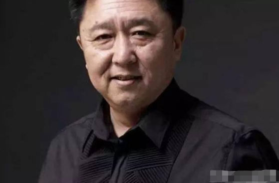 吴京|娱乐圈里的四位酒鬼，吴京27瓶啤酒算垫底，第一酒如水一样的存在！