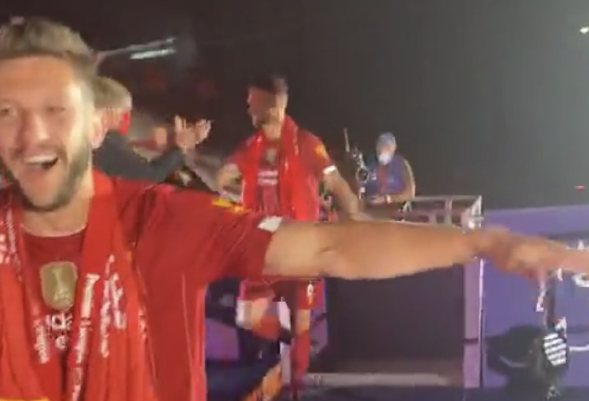 利物浦|利物浦捧杯众生相!亨德森经典碎步,阿利森开香槟,日本球星不合群