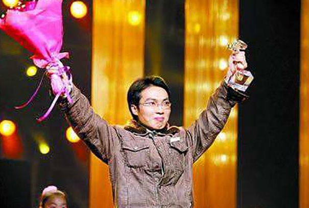 「」15年前感动中国，带着妹妹读大学的洪战辉，985毕业后过得怎样？