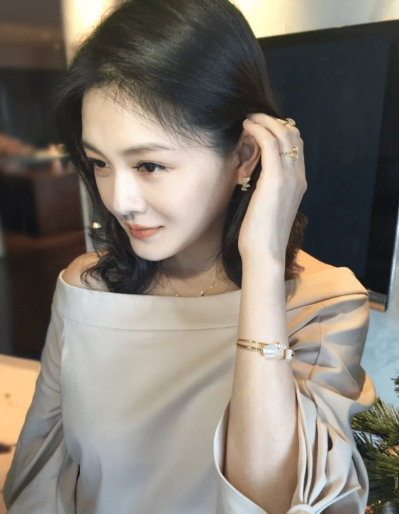 橘猫|43岁大S与老公汪小菲结婚后，身材逐渐走样，就连“双下巴”都露出来了