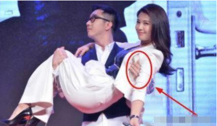 刘涛|把刘涛抱在怀里,有谁注意到他手上小动作,人品如何一目了然