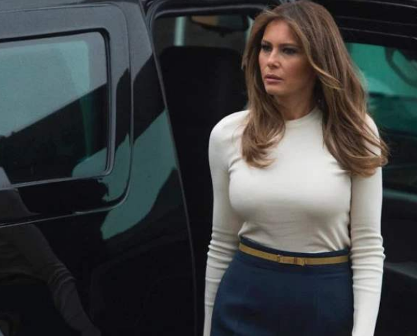 美国|特朗普最美女助理回归！乘坐总统专机尽显地位，风衣墨镜气场不输第一夫人