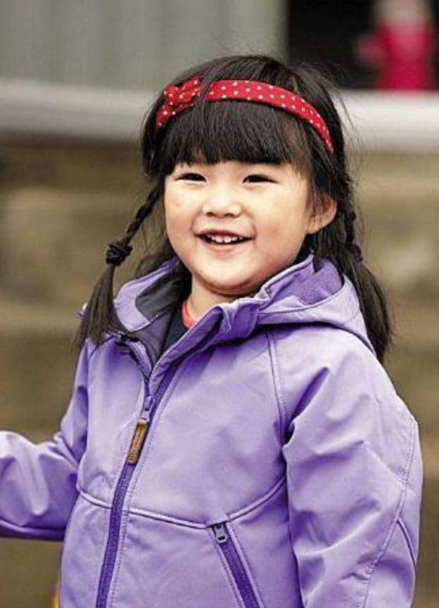 「王诗龄」李湘一家霸气出街，10岁王诗龄减肥成功心情好，背2万元包包惹眼