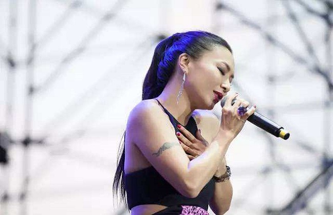 顺子|知名歌手演唱自己成名曲，评委说她不专业，还现场教学，自取其辱