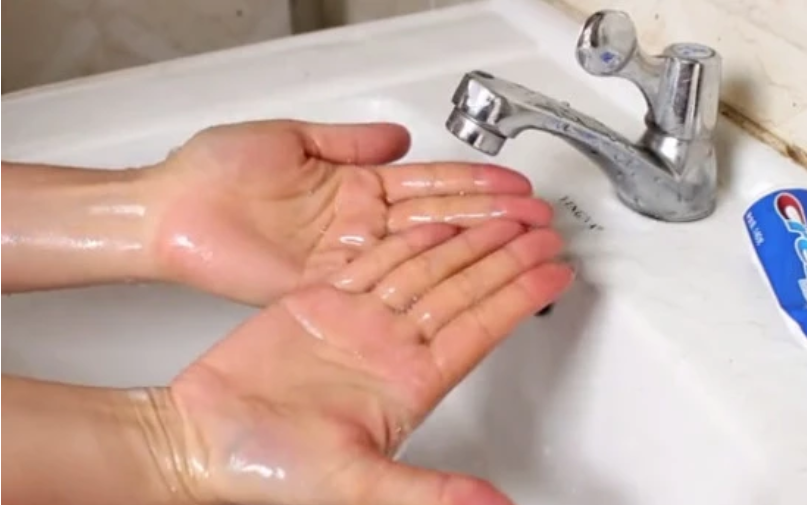 「口腔健康」把牙膏涂抹在手上，解决了千家万户的烦恼，如果早点知道就好了
