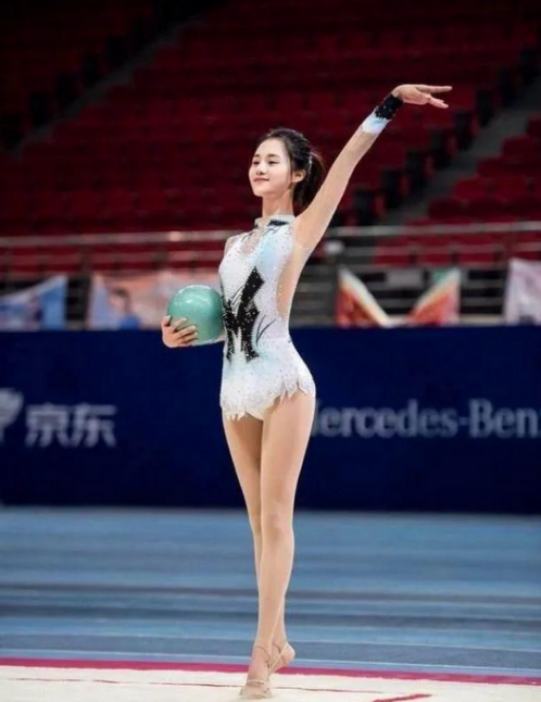 沈眉庄@31岁的“糖宝”再次走红, 体操舞姿让人心动,一双“旺夫腿”堪称一绝