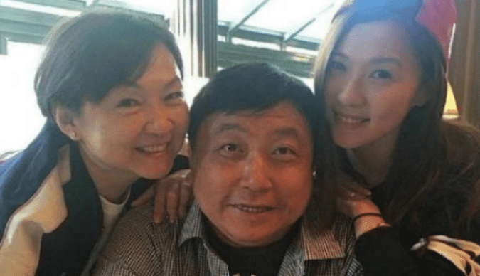 王晶▲64岁导演王晶妻子曝光,原来是我们熟的她,网友:难怪不愿公开!