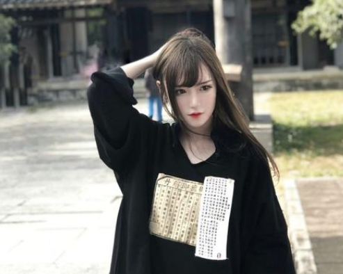 #斗鱼#斗鱼腐团儿生活照流出，当看到这身装扮，网友：这样穿鞋脚不臭吗？