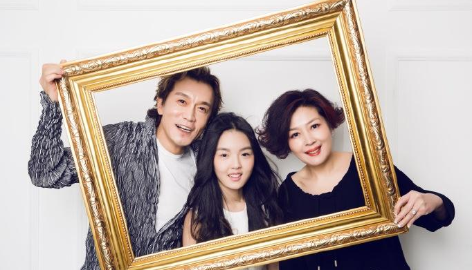 『李咏』李咏52岁冥寿,因癌美国去世,妻女却定居美国不归,真相浮出水面