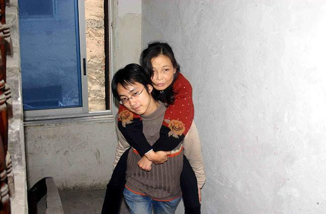 2005年“背母上學”的劉婷，10年後變性成為女人，現在過得怎樣？-圖3
