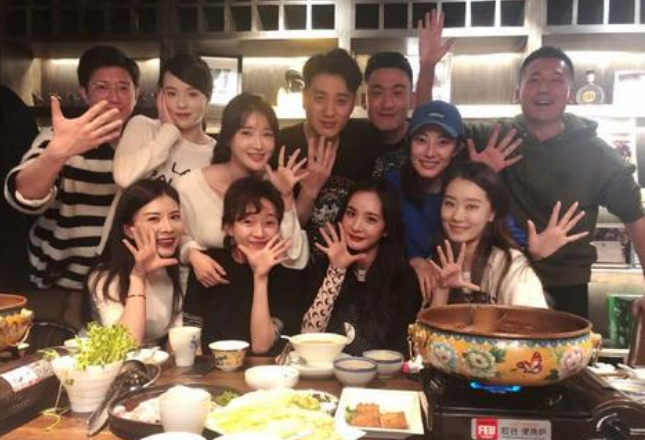 ▲为避免同学聚会“炫富”,班长要求大家统一穿校服,但仍一眼辨别穷富!