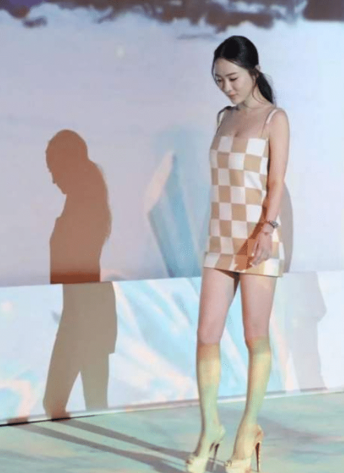 刘亦菲|路人无美颜镜头下的刘亦菲，皮肤状态不佳，甚至胖出“三层褶”