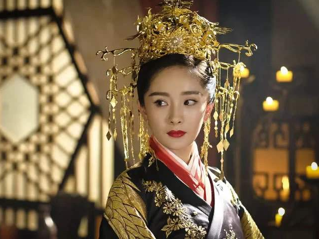 颜夕趣史|农村大妈去参加鉴宝，头戴凤冠上台，专家：赶紧给摘下来