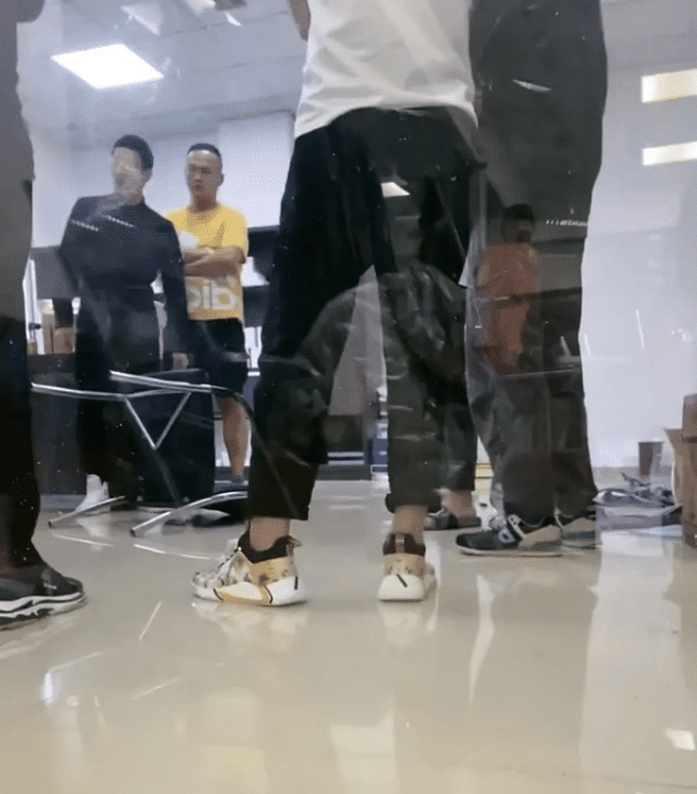 潘长江|卖不出货遭嫌弃？嘎子哥直播被供应商砸设备，此前曾向潘长江哭诉