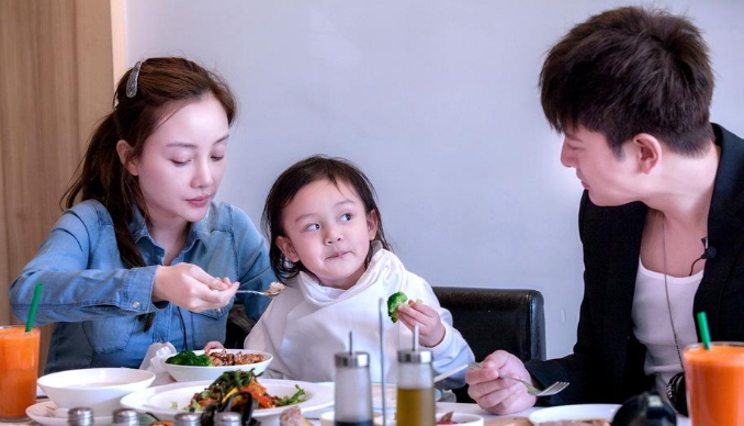 李小璐■李小璐女儿才是“整容式”长大,曾被嘲最丑星二代,今美得高攀不起