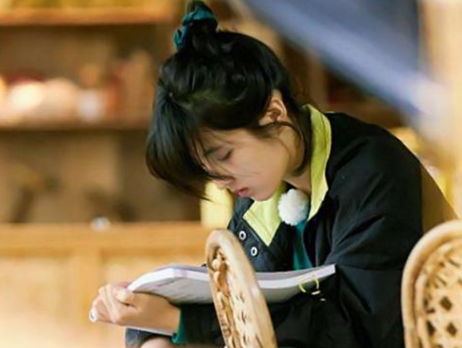 学霸|学霸张子枫翻车了，高考分数被曝不足400，节目里复习全是假象？