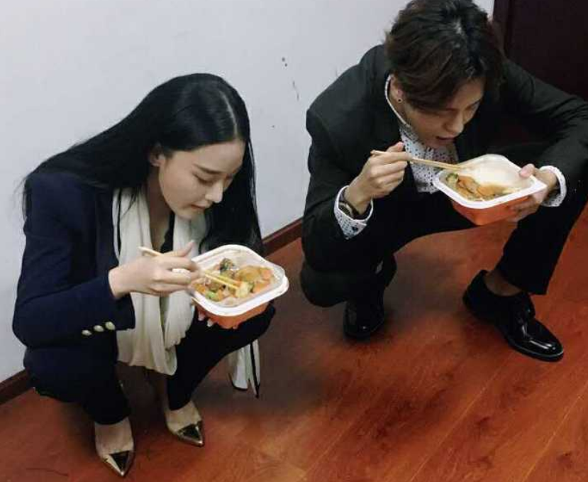 刘德华|身价上亿明星片场吃饭:张一山蹲垃圾堆,看刘德华才懂为啥这么红