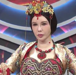 利菁|人生重启38年，\由男变女\且嫁小14岁老公的利菁，今发自拍难辨认