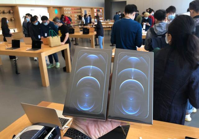 iphone12|iPhone 12开售现场直击，黄牛都不抢蓝色？加价1500看呆打工人
