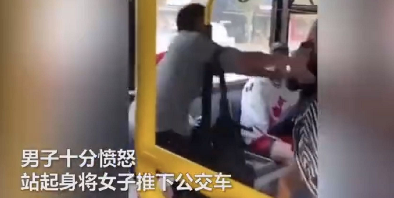 加拿大女子拒戴口罩，朝華裔留學生吐口水，被一巴掌扇飛出公交車-圖2