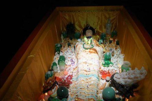 慈禧太后■慈禧离世后,负责入殓的人为何要在慈禧口中放置一颗夜明珠?