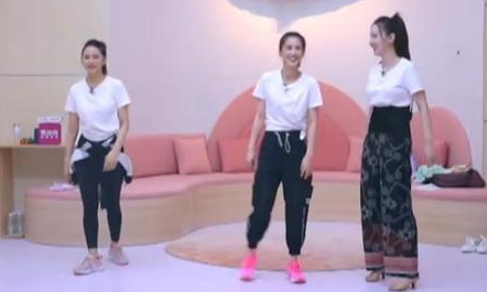 「伊能静」伊能静：跳舞是我的死穴！张萌：我连歌词都记不住！黄圣依：头疼