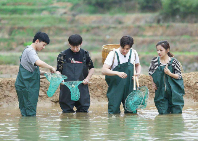笑场：梁海源在《笑场》吐槽《向往的生活》太假，没有明星想种地