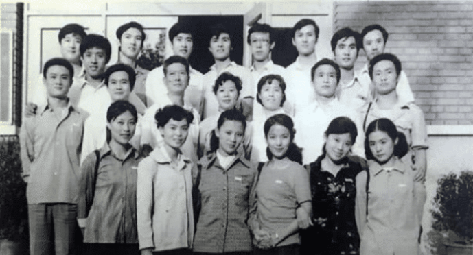 中央戏剧学院|40年前，中戏表演班招了17名平平无奇的新生，后来的他们都红遍了全中国