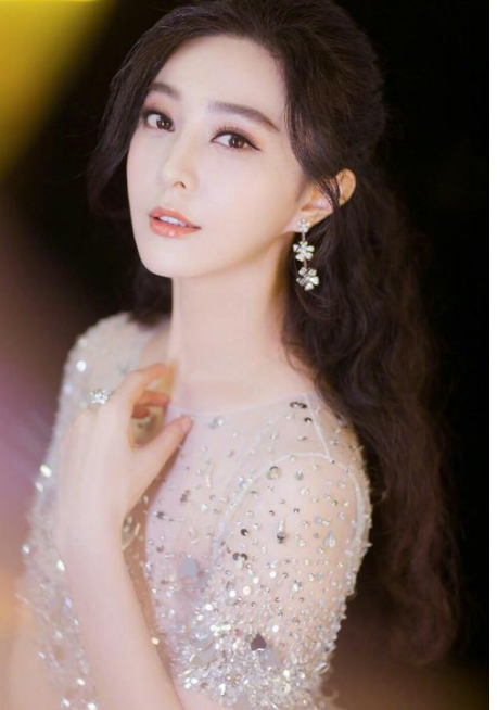 范冰冰|范冰冰在越南高调复出?杂志封面堪比大片,被网友赞“全球时尚偶像”